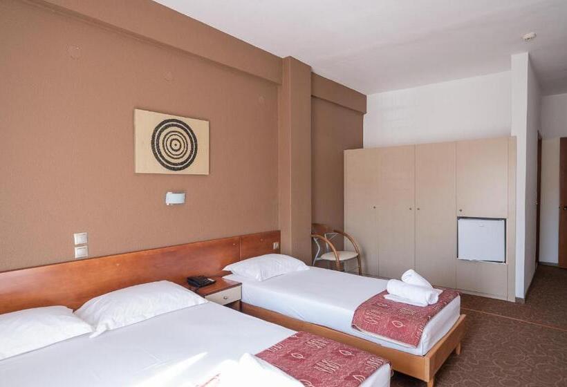 חדר סטנדרט לשלושה, Akropol