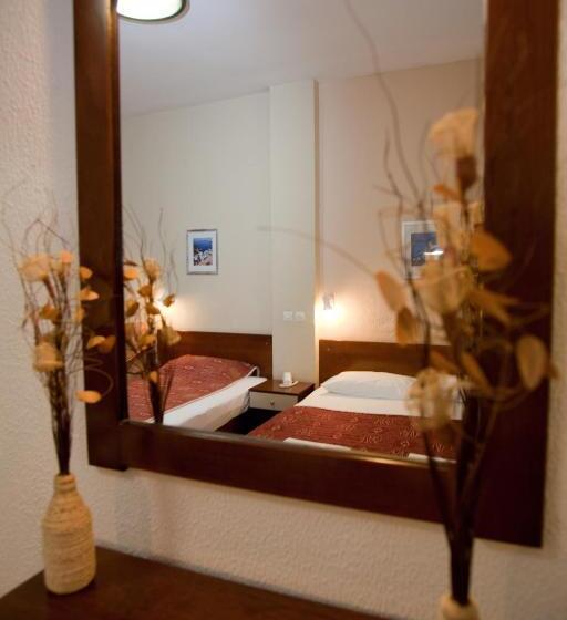 חדר משפחתי, Akropol