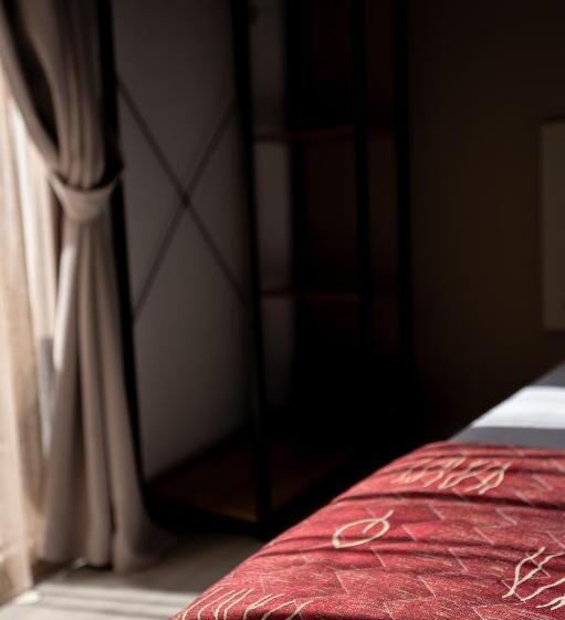 חדר סופריור, Akropol