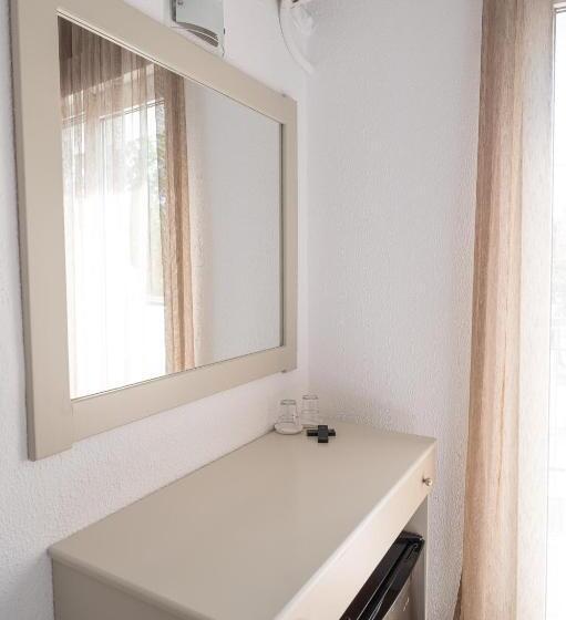 חדר סופריור, Akropol