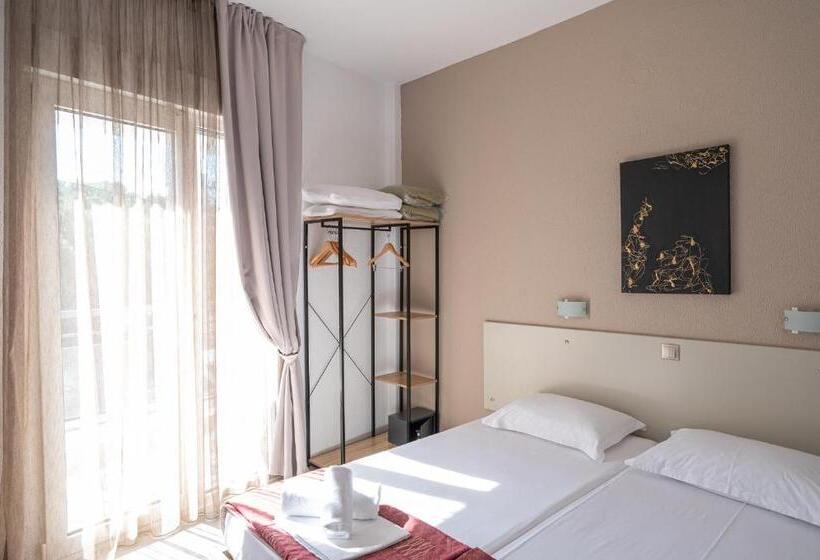 חדר סופריור, Akropol