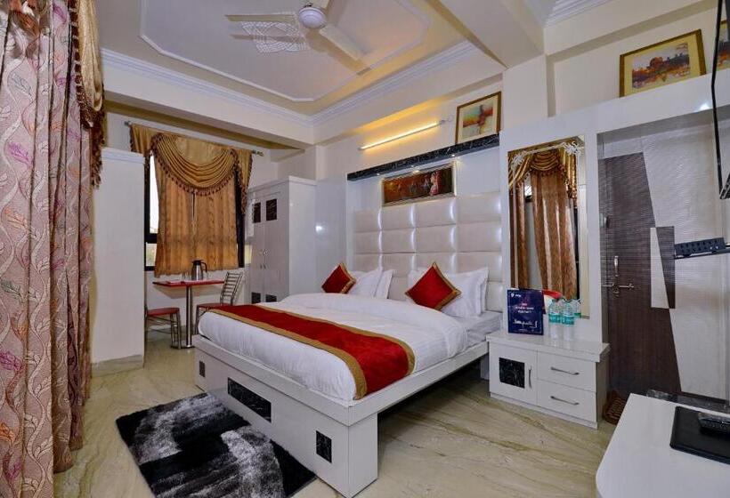 三人经典房间, O Ganpati Plaza