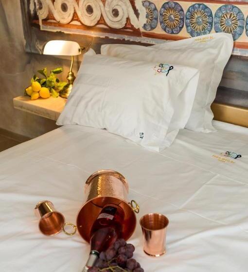 Люкс Кровать Кинг, Leda Suites