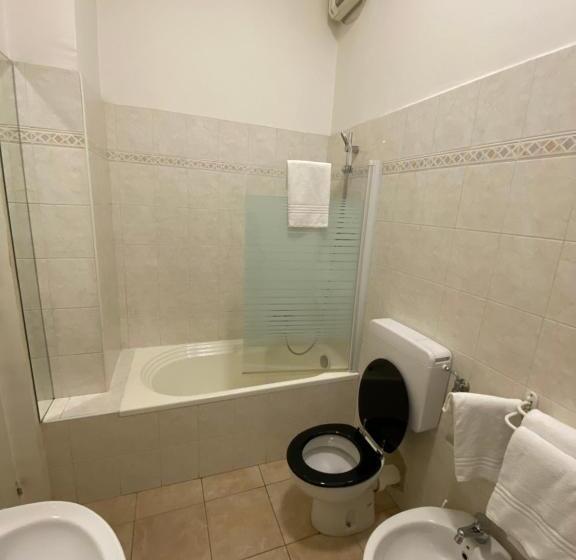 اتاق استاندارد سه نفره, Cavour Guest House