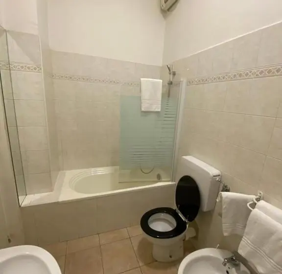 اتاق استاندارد سه نفره, Cavour Guest House