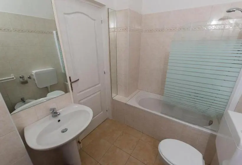 اتاق استاندارد سه نفره, Cavour Guest House
