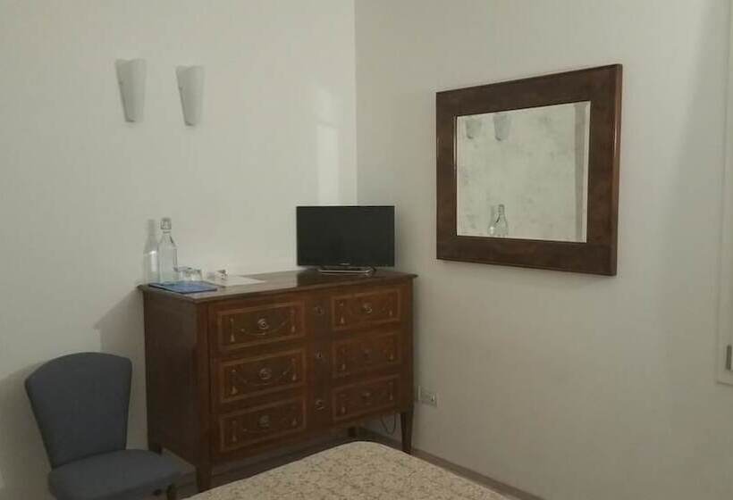 اتاق خانوادگی, Dafne B&b