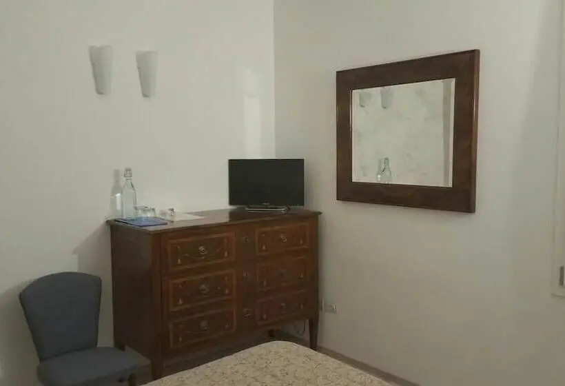 اتاق خانوادگی, Dafne B&b