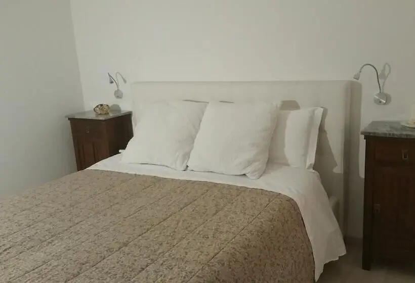 اتاق خانوادگی, Dafne B&b