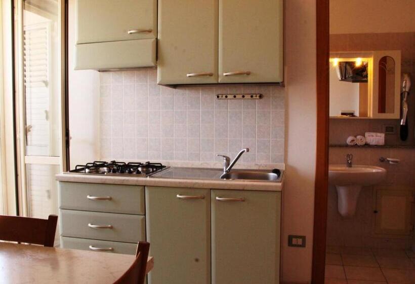 Апартаменты 1 Спальня с Балконом, Graceland Rooms And Suites