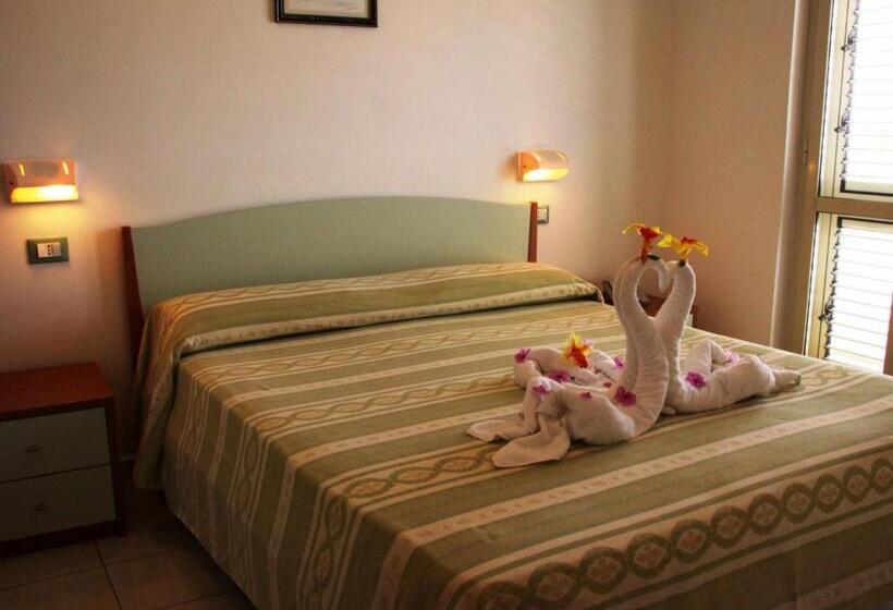 Апартаменты 1 Спальня с Балконом, Graceland Rooms And Suites