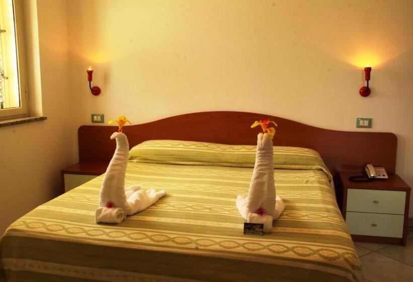 Апартаменты 1 Спальня с Балконом, Graceland Rooms And Suites