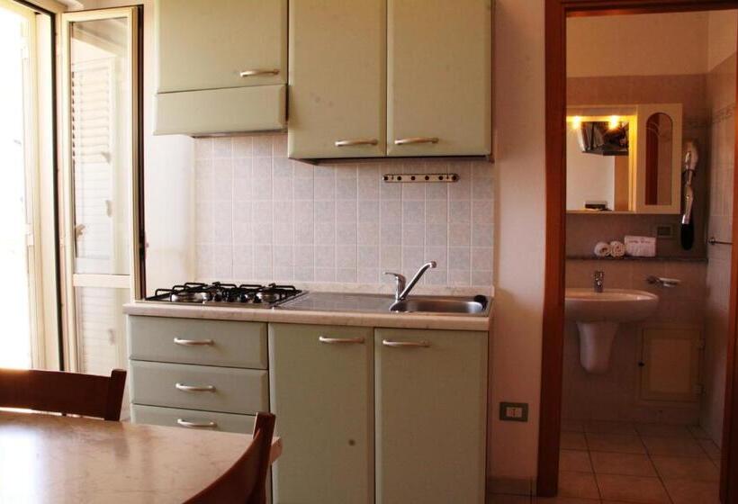 Апартаменты 1 Спальня с Балконом, Graceland Rooms And Suites