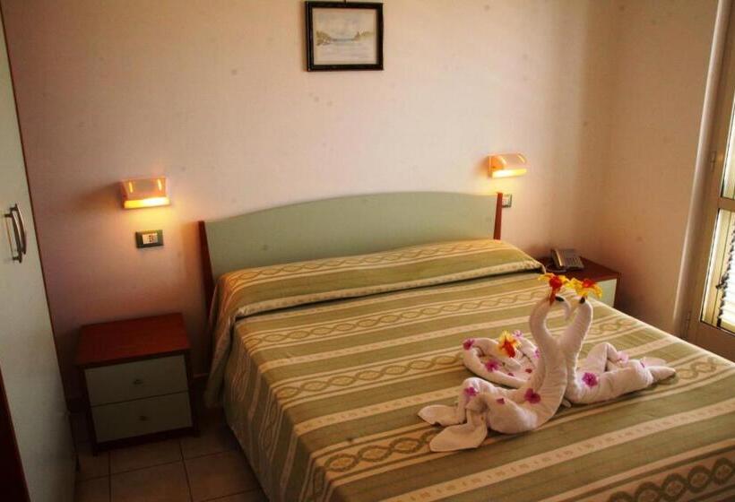 Апартаменты 1 Спальня с Балконом, Graceland Rooms And Suites