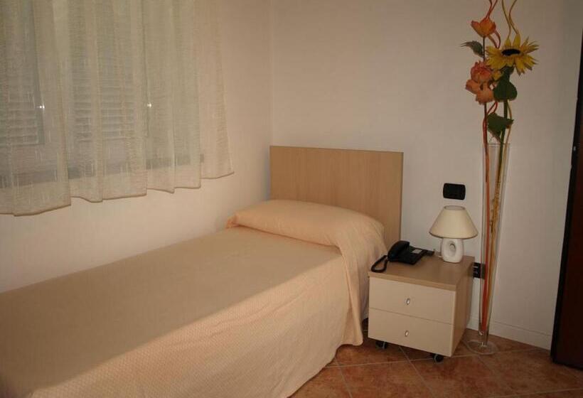 标准单人间, Karol