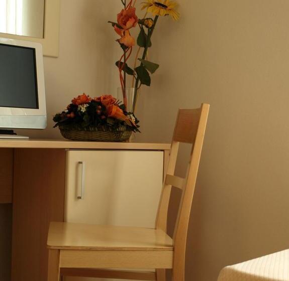 标准单人间, Karol