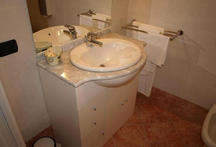 标准单人间, Karol