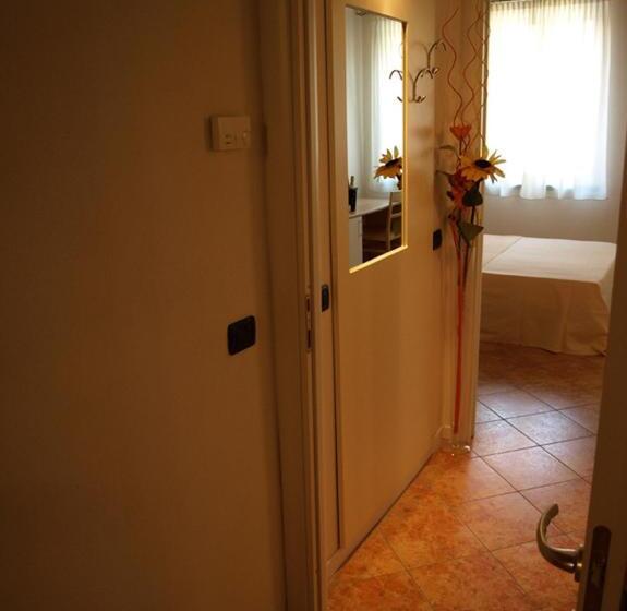 标准三人间, Karol