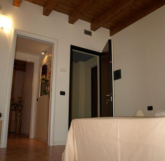 标准三人间, Karol