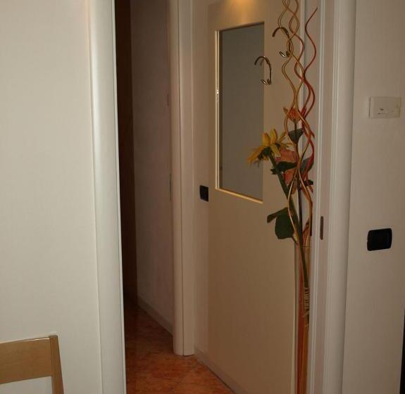 标准三人间, Karol