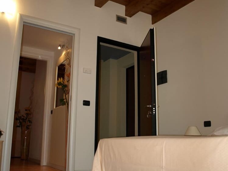 标准单人间, Karol