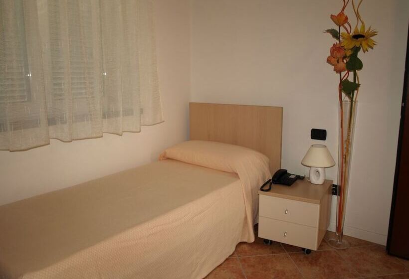 标准单人间, Karol