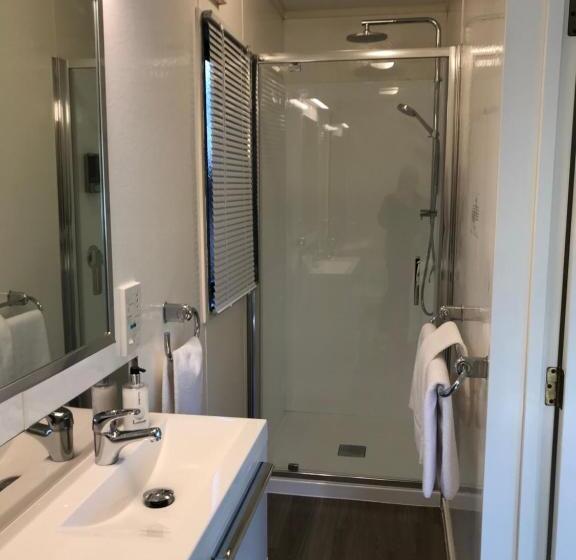 샬레, Bay Cabinz Motel