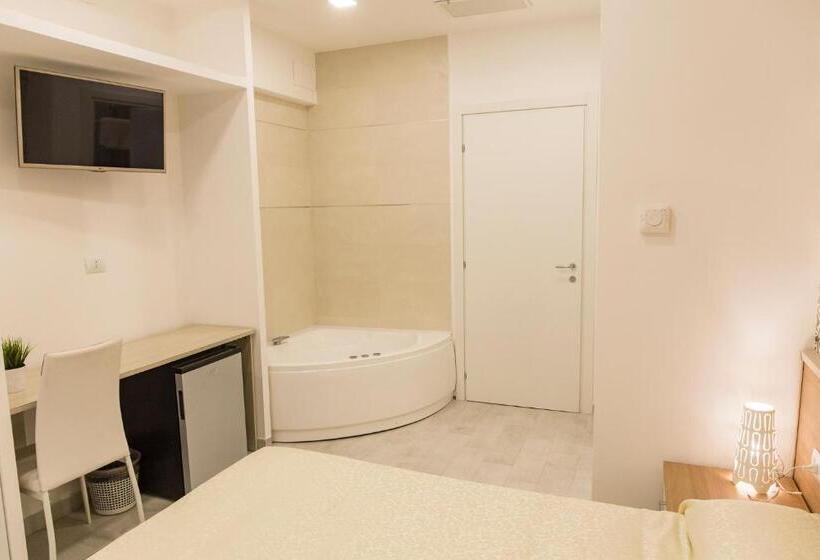 اتاق استاندارد با وان آب گرم, Metronia Guest House