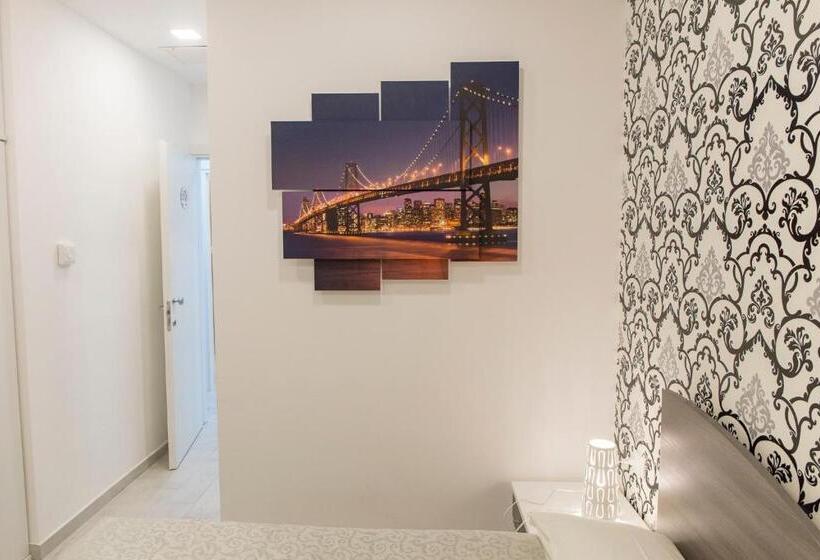 اتاق استاندارد با وان آب گرم, Metronia Guest House