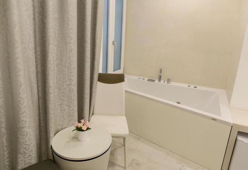 اتاق استاندارد با وان آب گرم, Metronia Guest House