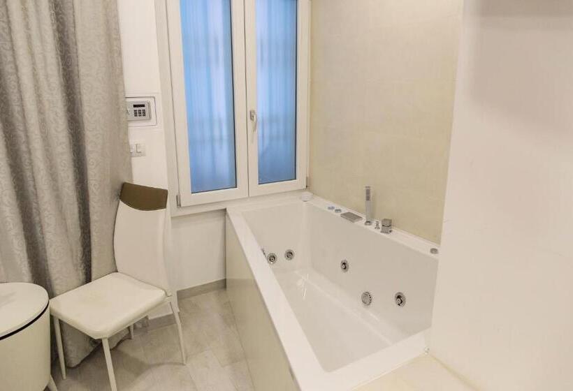 اتاق استاندارد با وان آب گرم, Metronia Guest House