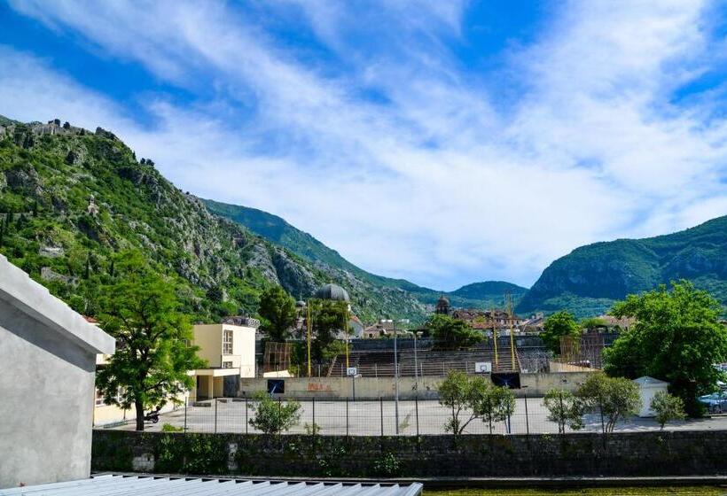 سوئیت با چشم‌انداز, Garni Hotel Tianis