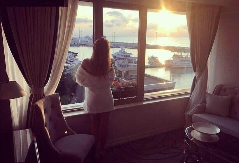 اتاق لوکس با چشم‌انداز دریا, Marina Yacht