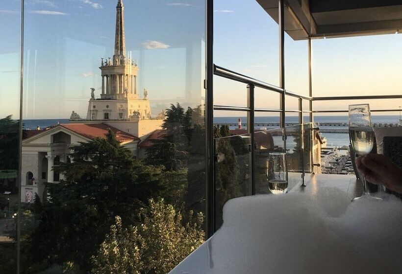 اتاق لوکس با چشم‌انداز دریا, Marina Yacht