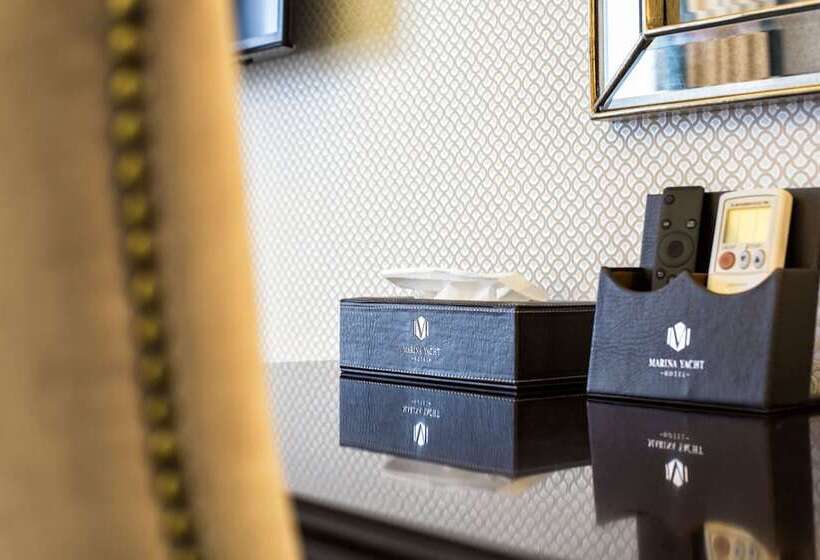 اتاق لوکس با چشم‌انداز دریا, Marina Yacht