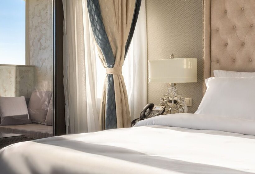 سوییت سوپریور با چشم‌انداز دریا, Marina Yacht