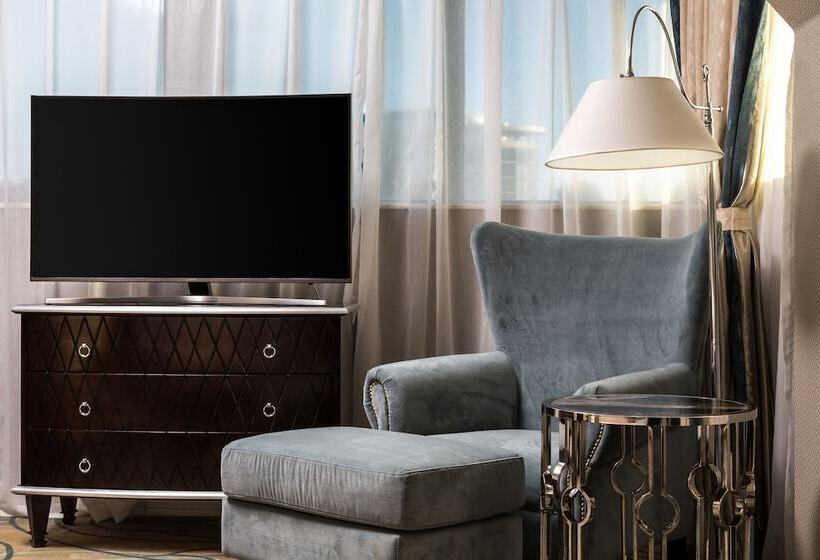 سوییت سوپریور با چشم‌انداز دریا, Marina Yacht