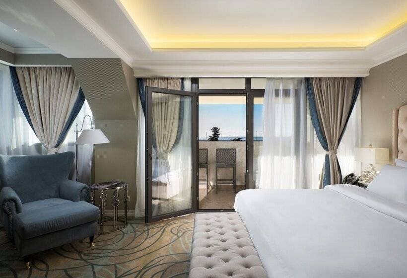 سوییت سوپریور با چشم‌انداز دریا, Marina Yacht