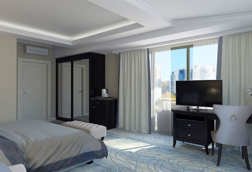 اتاق لوکس با چشم‌انداز دریا, Marina Yacht