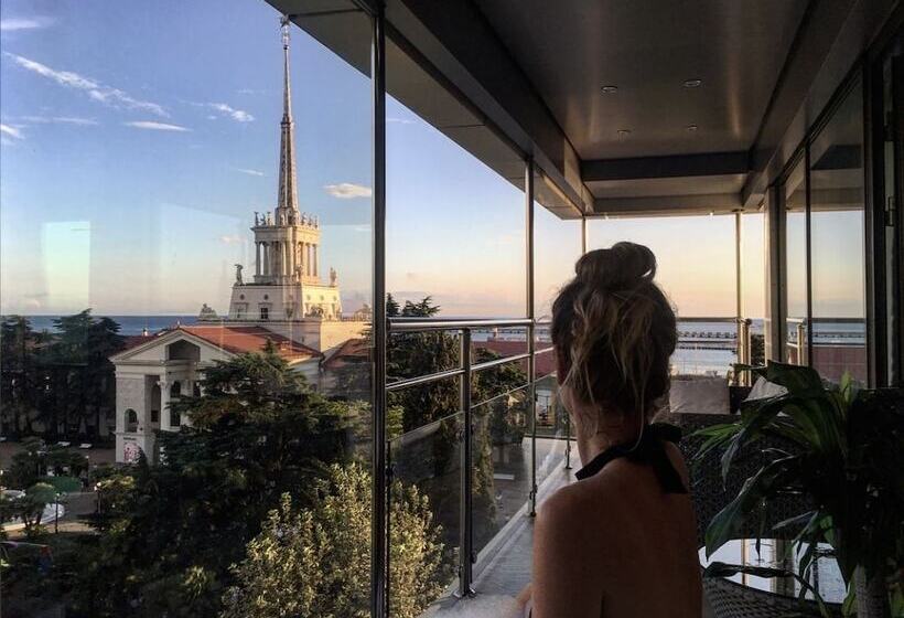 اتاق لوکس با چشم‌انداز دریا, Marina Yacht