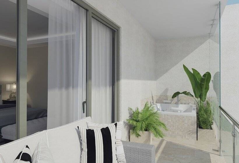 اتاق لوکس با چشم‌انداز دریا, Marina Yacht