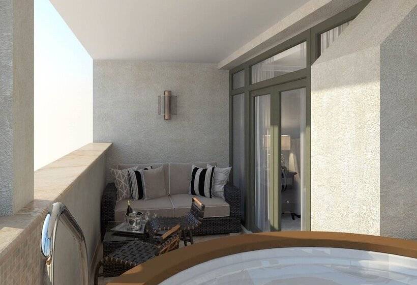 سوییت سوپریور با چشم‌انداز دریا, Marina Yacht