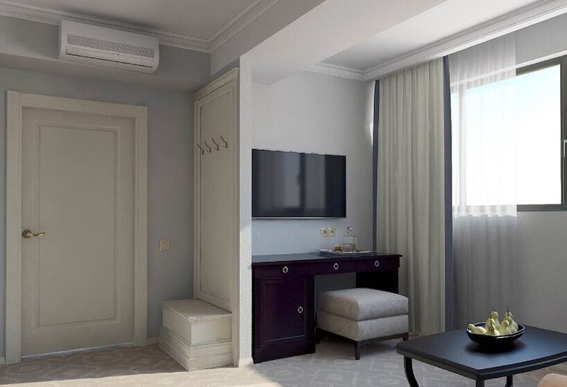 سوییت سوپریور با چشم‌انداز دریا, Marina Yacht