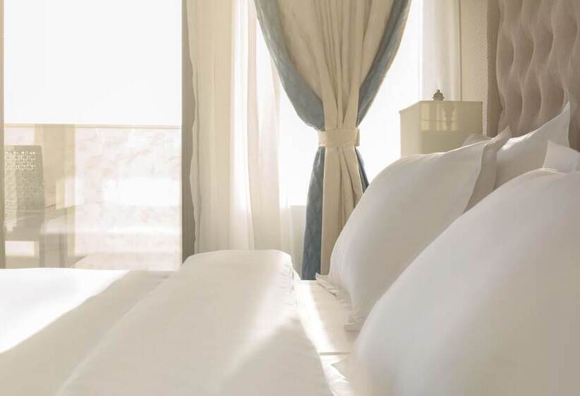 سوییت سوپریور با چشم‌انداز دریا, Marina Yacht