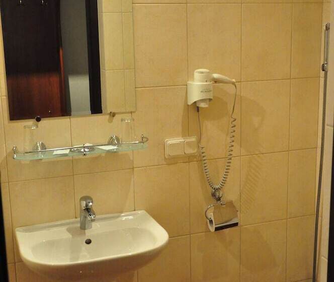 חדר משפחתי, Natali