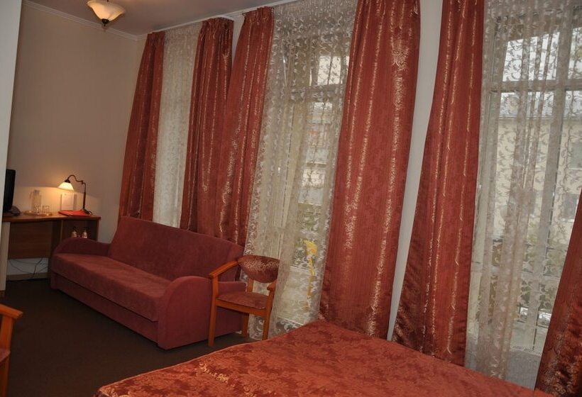 חדר משפחתי, Natali