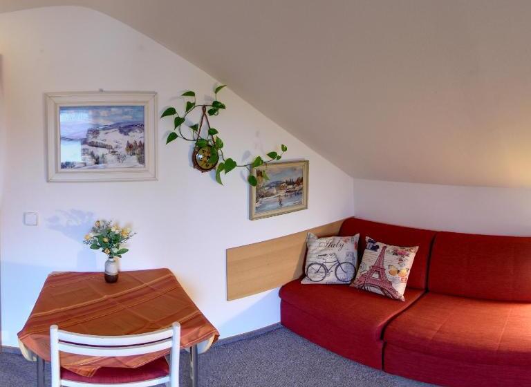 اتاق یک تخته با چشم‌انداز باغ, Penzion U Lesa