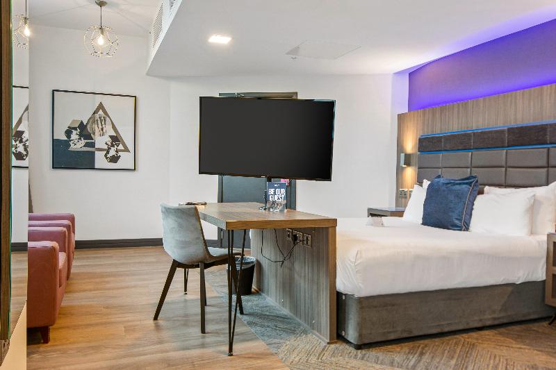 Студия Стандарт, Roomzzz Manchester Victoria