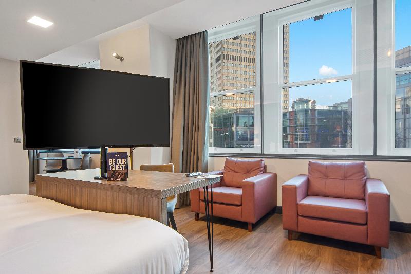 스탠다드 스튜디오, Roomzzz Manchester Victoria