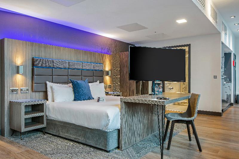 스탠다드 스튜디오, Roomzzz Manchester Victoria